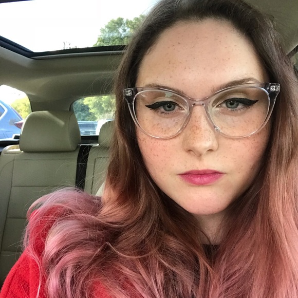 Meet your Posher, Lindsay - Picture 2 of 2